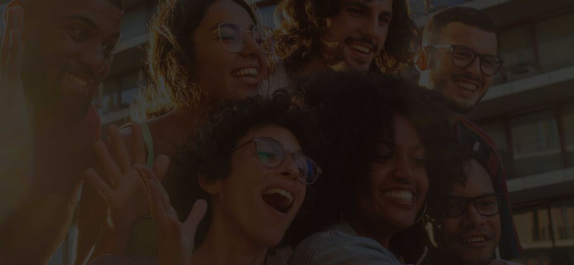 sonrientes-amigos-adultos-jovenes-felices-brazos-alrededor-hombro-al-aire-libre-amistad-concepto-conexion